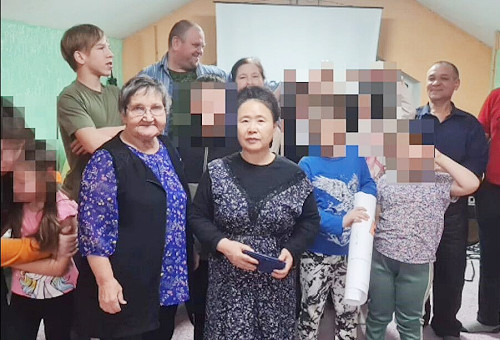 러시아 매체 레아도프카(Readovka)가 최근 공개한 박태연(가운데) 선교사와 어린이전도협회 관계자가 담긴 영상 일부.                                  VOMK 제공