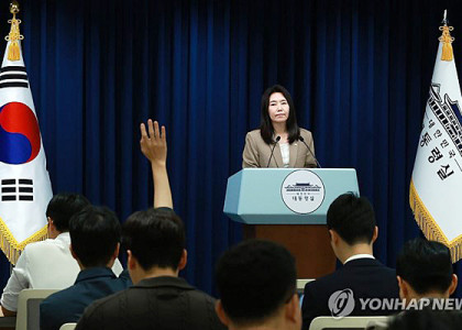 강유정 대통령실 대변인이 18일 서울 용산 대통령실 청사에서 이날 열린 국가안전보장회의(NSC) 및 국무회의 등 현안 브리핑을 마친 뒤 취재진 질문을 받고 있다.