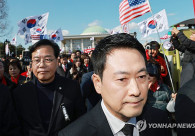 국민의힘 장동혁 대표와 송언석 원내대표가 3일 국회에서 '사법독립 헌정수호를 위한 대국민 호소 국민대장정 규탄대회' 출정식을 마치고 청와대로 향하고 있다. 