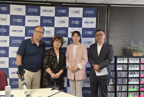 미주복음방송 아침마당 생방송을 마치고 왼쪽부터 전도회연합회 한성준 회장, 준비위원장 아나운서 윤우경권사, 아침마당 진행자 공미연 아니운서, 김신일 총무 