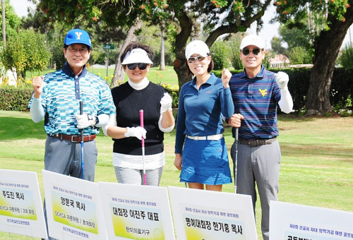 대회장 이진주권사가 연세대 남가주 총동문회 인사들과 함께 참가 기념촬영을 하고 있다