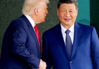 나누는 트럼프·시진핑 도널드 트럼프 미국 대통령과 시진핑 중국 국가주석이 지난달 30일 부산 김해공군기지 의전실 나래마루에서 미중 정상회담을 마친 뒤 회담장을 나서며 대화하고 있다. (연합뉴스 자료사진)  