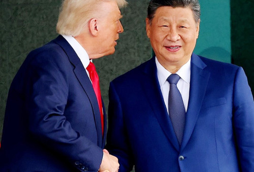 나누는 트럼프·시진핑 도널드 트럼프 미국 대통령과 시진핑 중국 국가주석이 지난달 30일 부산 김해공군기지 의전실 나래마루에서 미중 정상회담을 마친 뒤 회담장을 나서며 대화하고 있다. (연합뉴스 자료사진)  